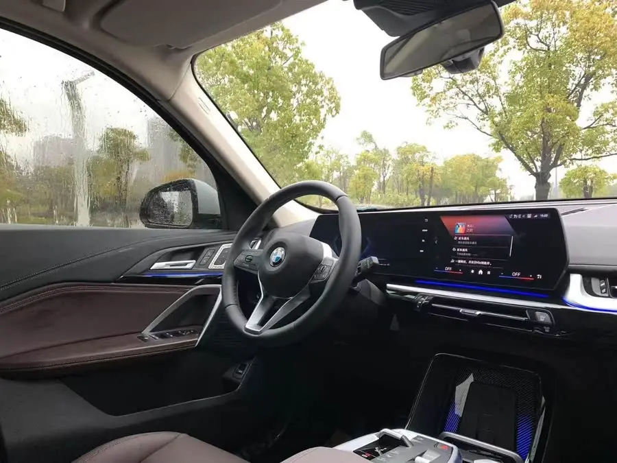 بي إم دبليو X1 2023 xDrive25Li حزمة التصميم X