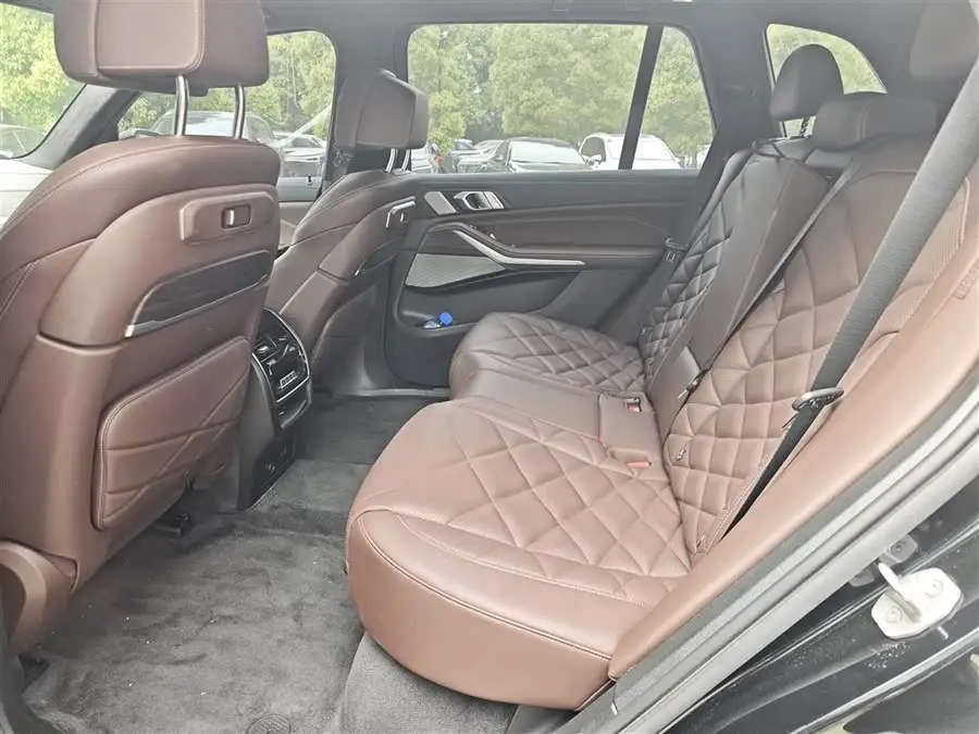 بي إم دبليو X5 2023 xDrive 40Li M حزمة الليل الرياضية