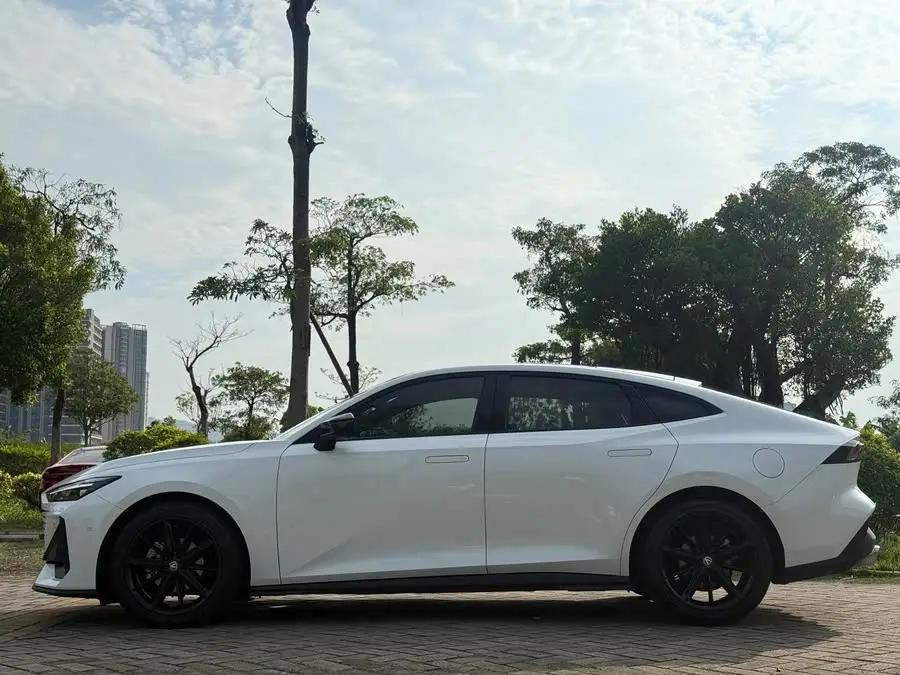 Changan UNI-V 2022 1.5T Smart Navigation Edition