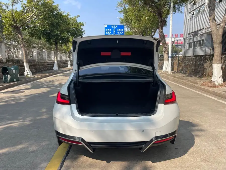 بي إم دبليو i3 2024 eDrive 35 L