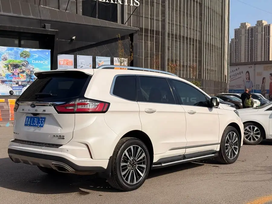 2021 Ford Edge PLUS EcoBoost 245 Two-Wheel Drive Luxury Version 7-Seater