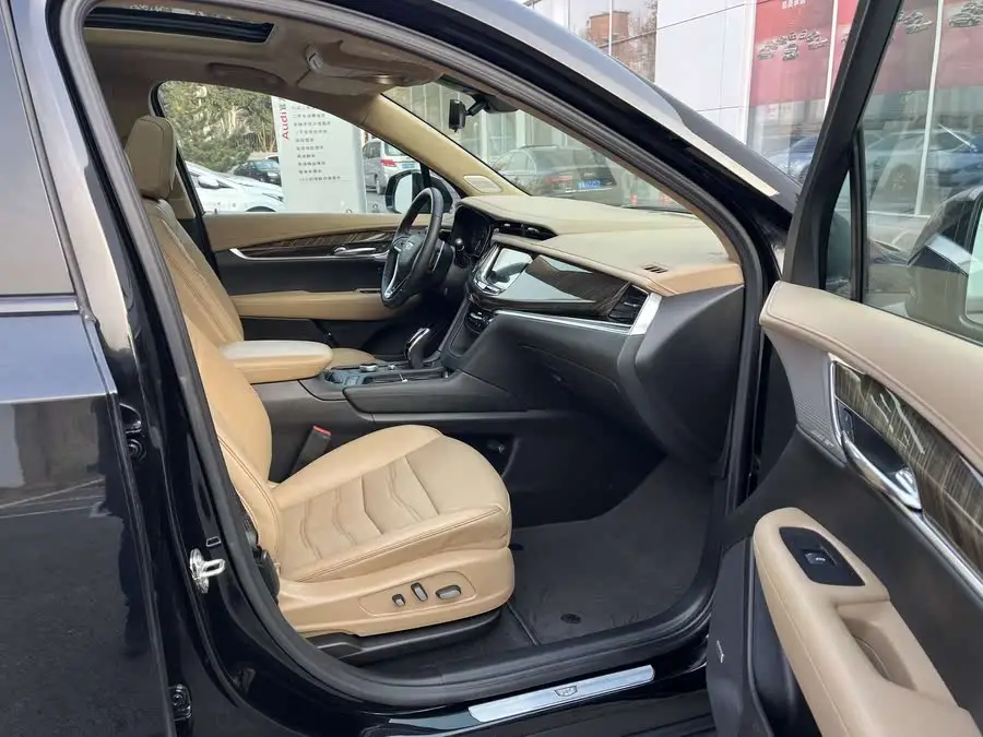 كاديلاك XT6 2022 2.0T ستة مقاعد دفع رباعي بلاتينيوم