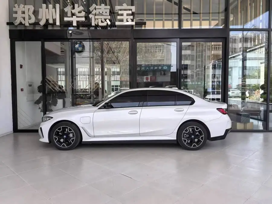 بي إم دبليو i3 2023 eDrive 40 L إصدار ليلي