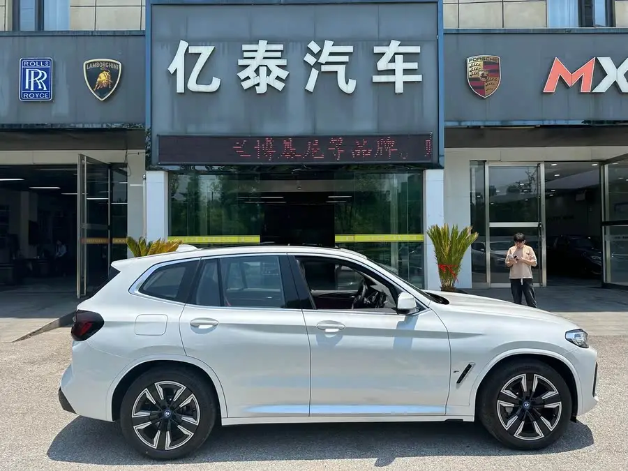 BMW iX3 2024 Leading Model