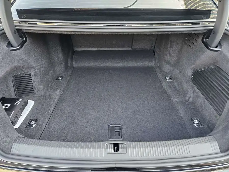 أودي A8 2024 A8L 55 TFSI كواترو الرائد