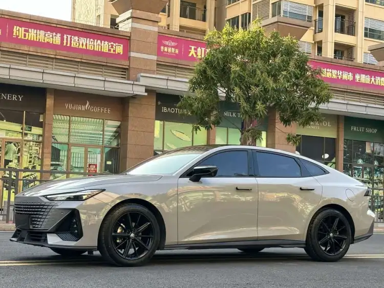 Changan UNI-V 2022 1.5T Smart Navigation Edition