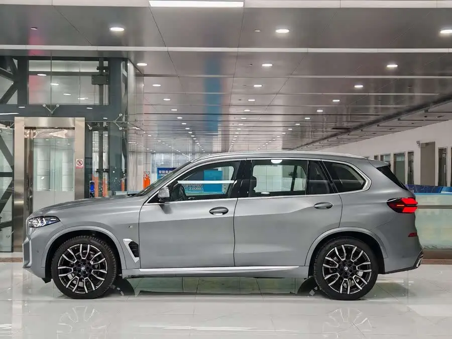 بي إم دبليو X5 2023 xDrive 40Li حزمة رياضية ليلية