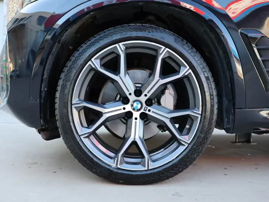 بي إم دبليو X5 2023 xDrive 30Li باقة M الرياضية الفاخرة في الليل