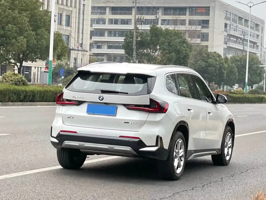 بي إم دبليو X1 2023 sDrive20Li حزمة تصميم X