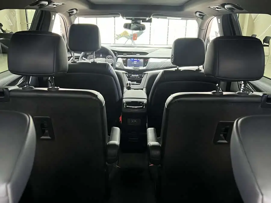 كاديلاك XT6 2021 28T فاخرة ذات ستة مقاعد ودفع رباعي