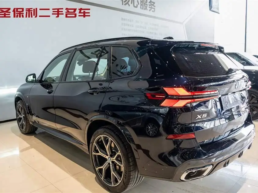 بي إم دبليو X5 2023 xDrive 30Li حزمة رياضية مميزة ليلية