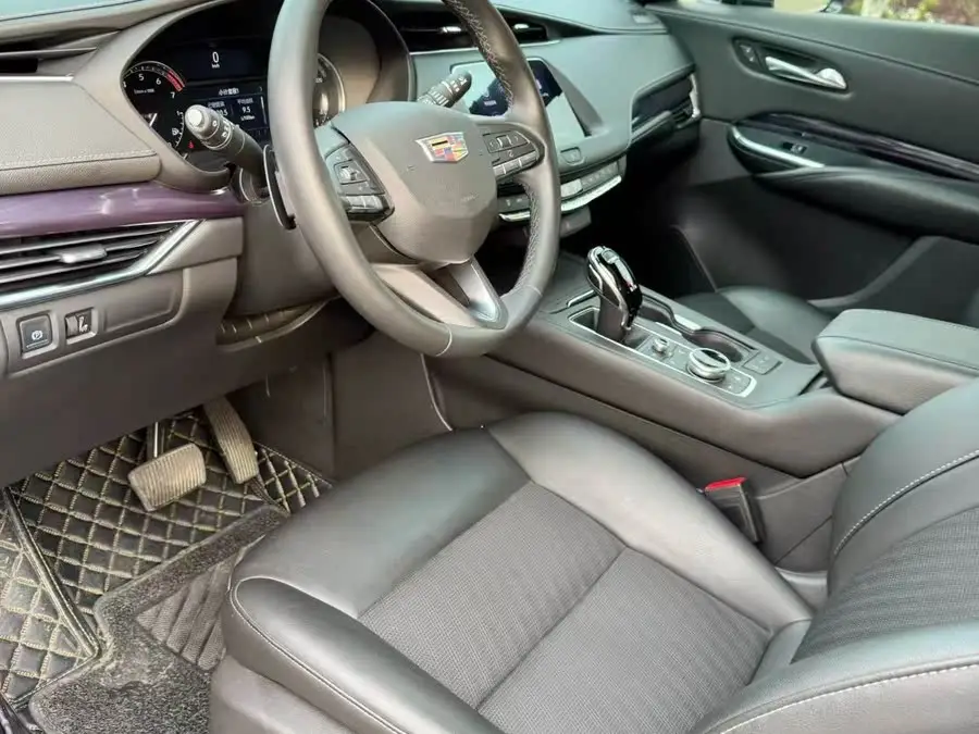 كاديلاك XT4 2022 28T فئة الدفع الثنائي الرياضية