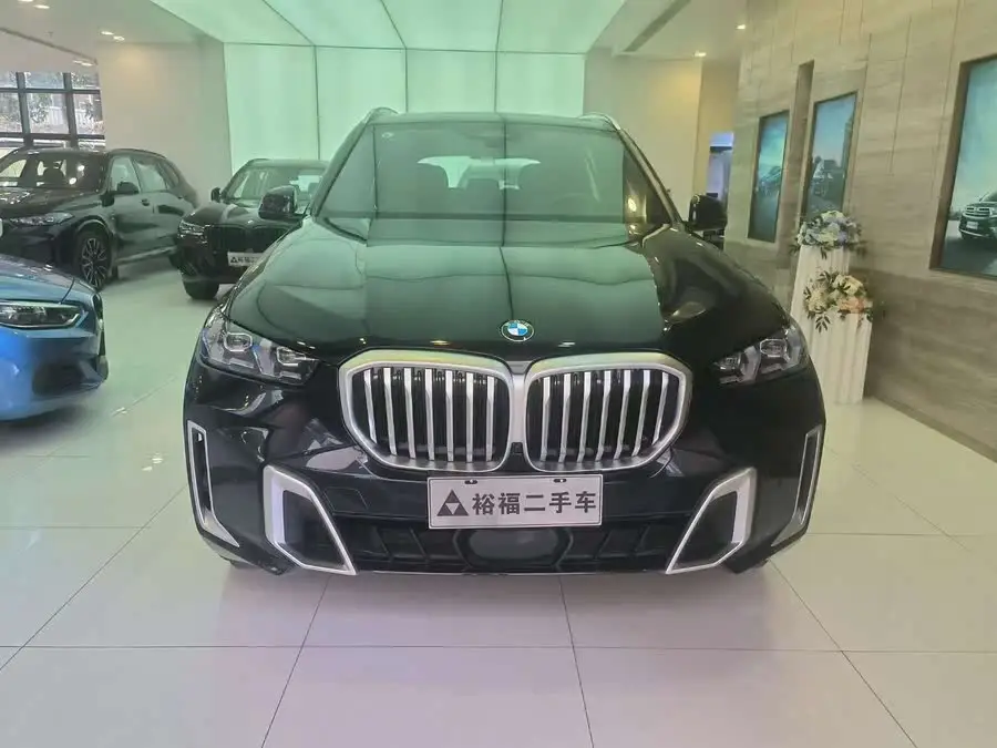 بي إم دبليو X5 2023 xDrive 40Li حزمة رياضية M