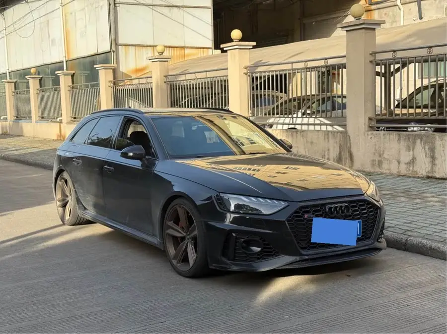 أودي RS 4 2021 RS4 أفانت إصدار الذهب الداكن