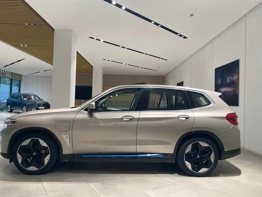 بي إم دبليو iX3 موديل 2021 إصدار القيادة