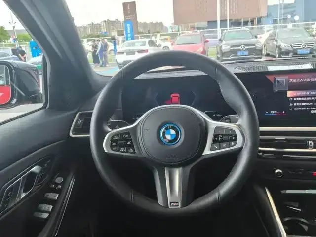 بي إم دبليو i3 2023 eDrive 40 L حزمة الرياضة الليلية