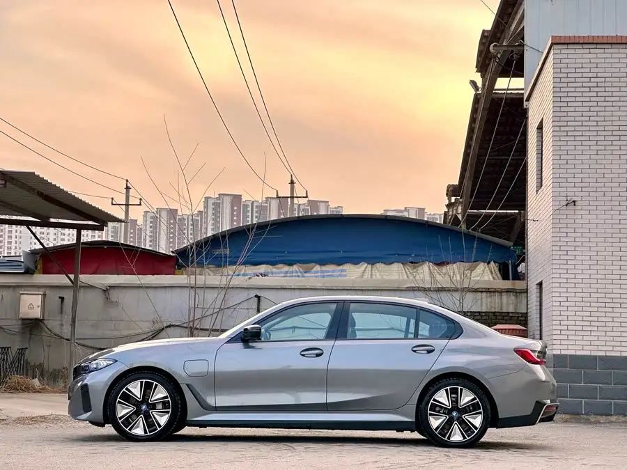 بي إم دبليو i3 2024 eDrive 40 L حزمة الرياضة الليلية