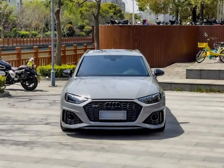 أودي RS 4 2022 RS4 أفانت إصدار أسود