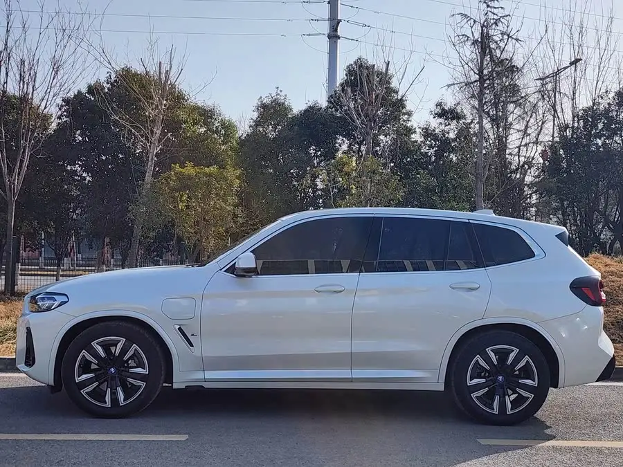 بي إم دبليو iX3 2024 طراز رائد