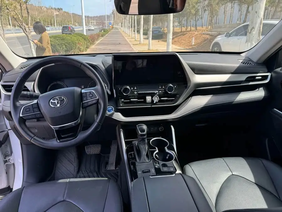 هايلاندر 2022 هايبرد 2.5 لتر دفع رباعي نسخة متميزة 7 مقاعد