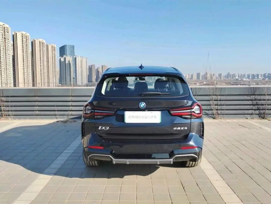 بي إم دبليو iX3 2023 إصدار رائد