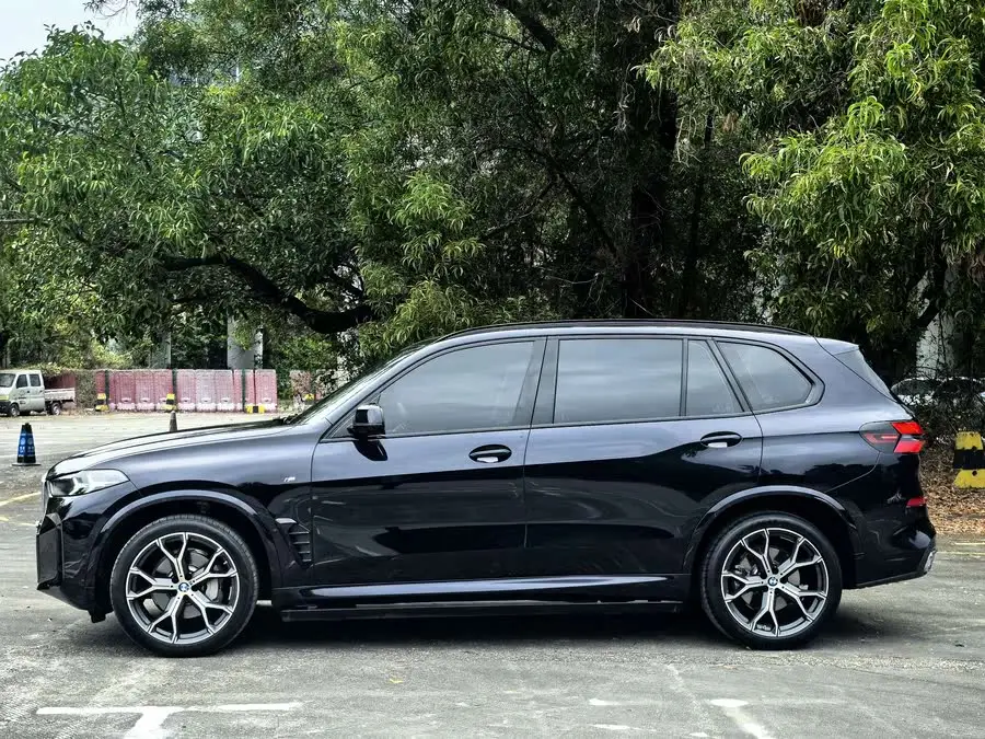 بي ام دبليو X5 طراز 2023 xDrive 30Li الحزمة الرياضية الليلية الحصرية M