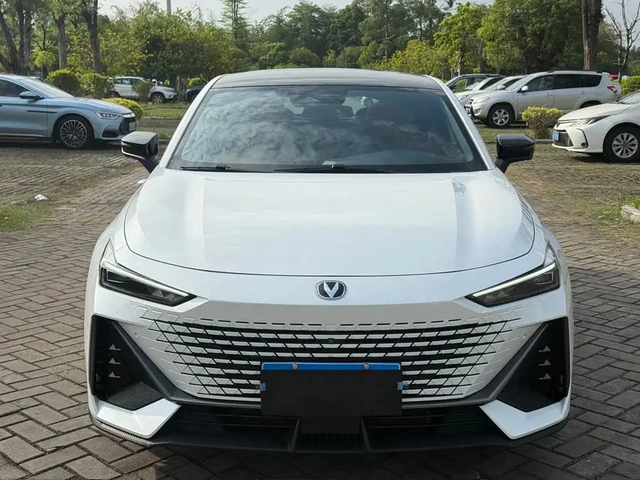 Changan UNI-V 2022 1.5T Smart Navigation Edition