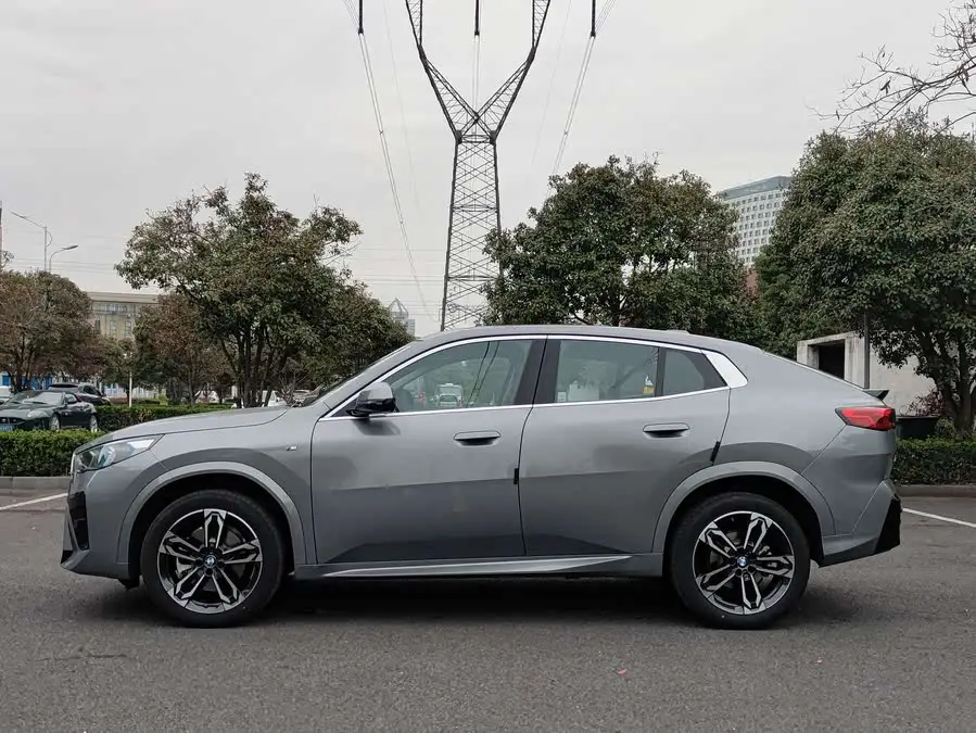 بي إم دبليو X2 (مستورد) 2024 sDrive25i حزمة رياضية M