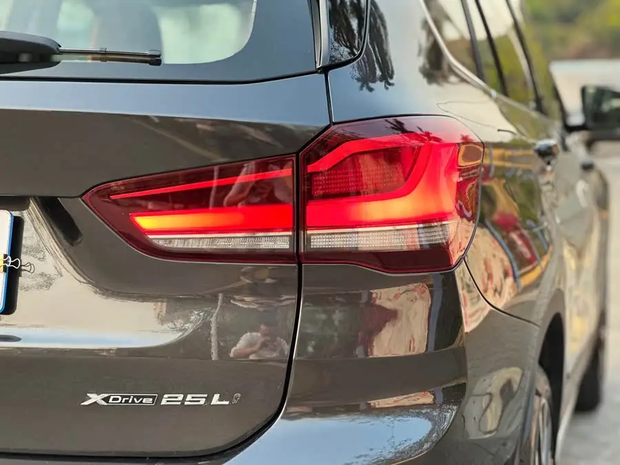 بي إم دبليو X1 2021 xDrive25Li الحصرية