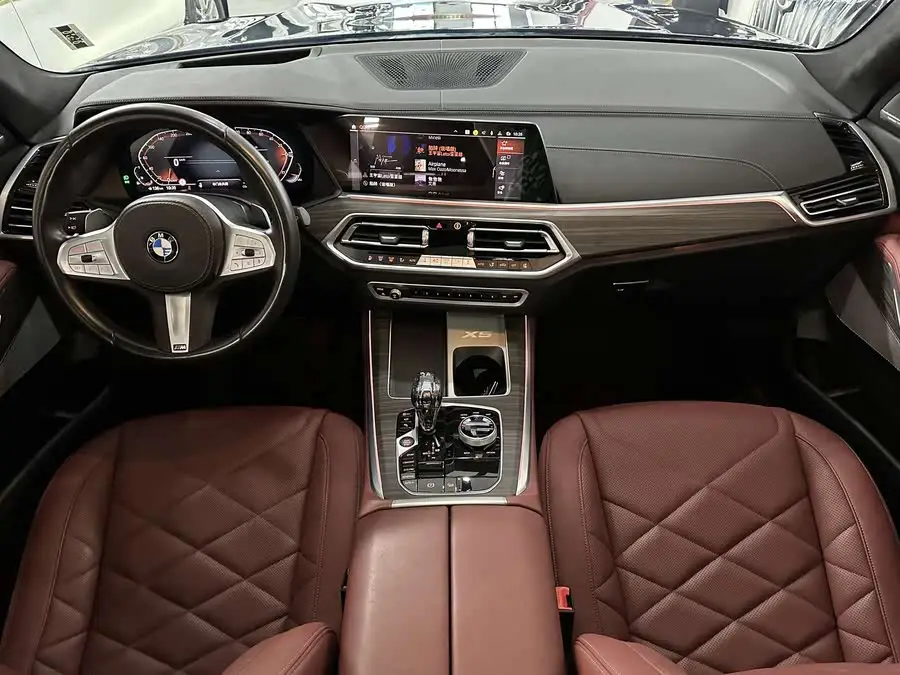 بي إم دبليو X5 2022 طراز محدث xDrive 40Li حزمة M الرياضية