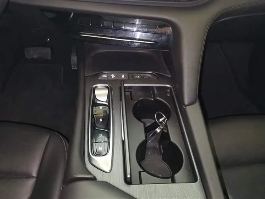 2022 إنفيجن 652T إصدار بريميوم ذو دفع ثنائي سعة 7 مقاعد