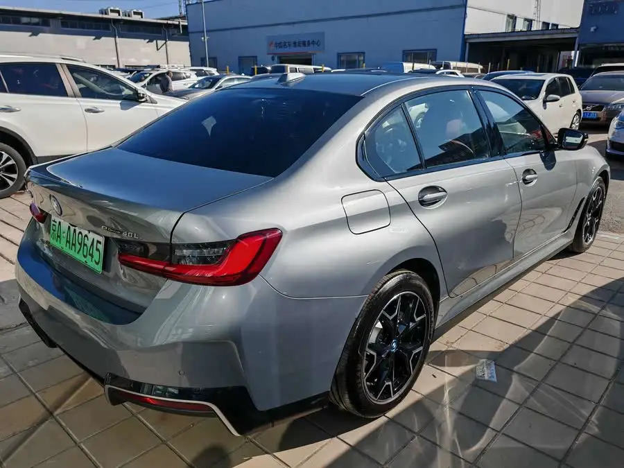 بي إم دبليو i3 2023 eDrive 40 L حزمة رياضية ليلية