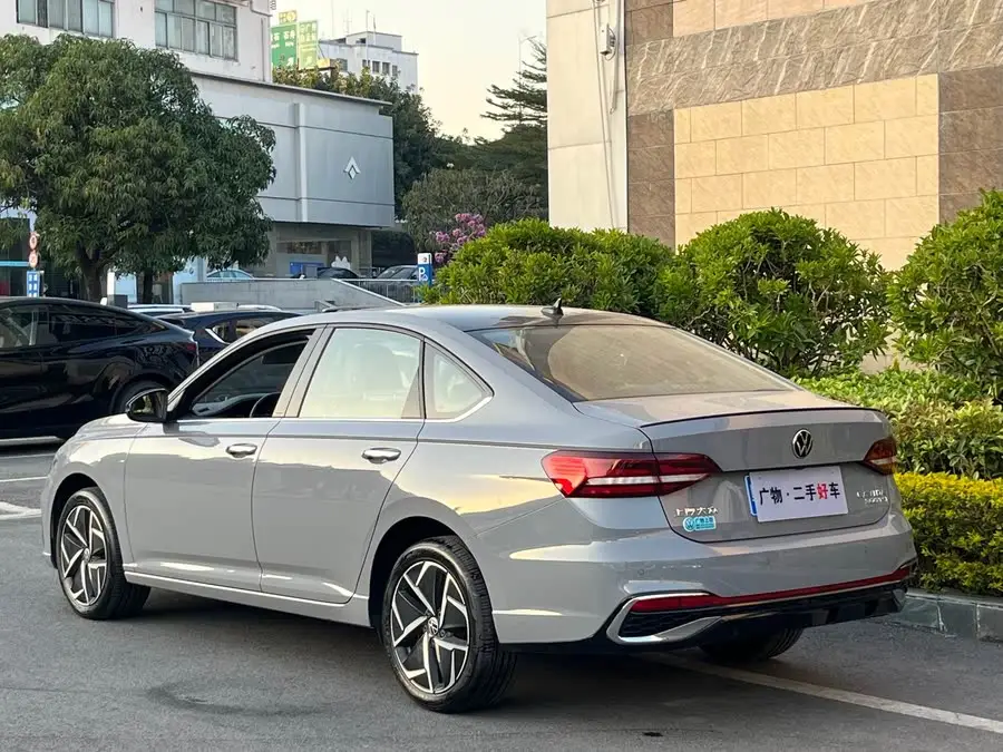 لافيدا 2023 300TSI DSG إصدار السماء النجمي الأبدي