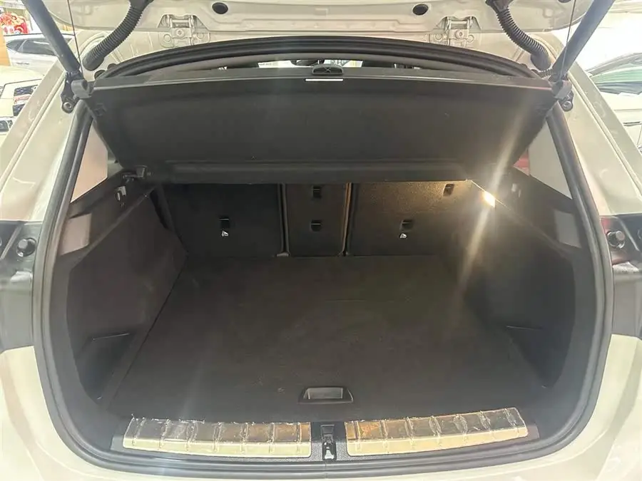 بي إم دبليو X1 2022 sDrive20Li إصدار الفخامة