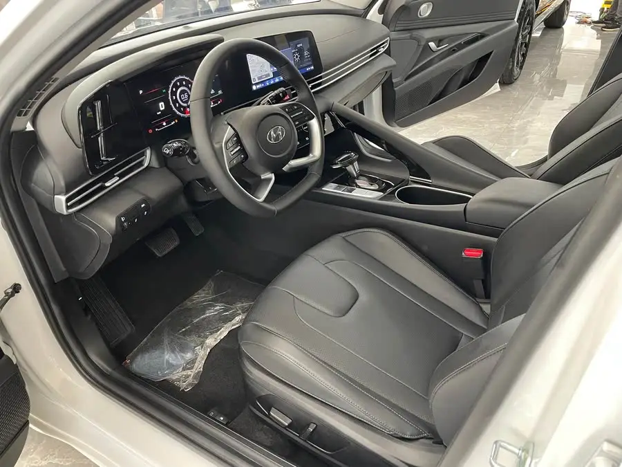 Elantra 2022 1.5L CVT LUX Premium Edition