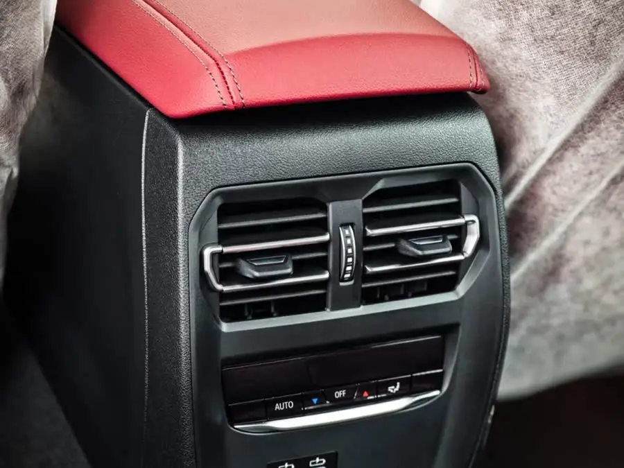 بي إم دبليو i3 2025 eDrive 40 L مجموعة ليلة