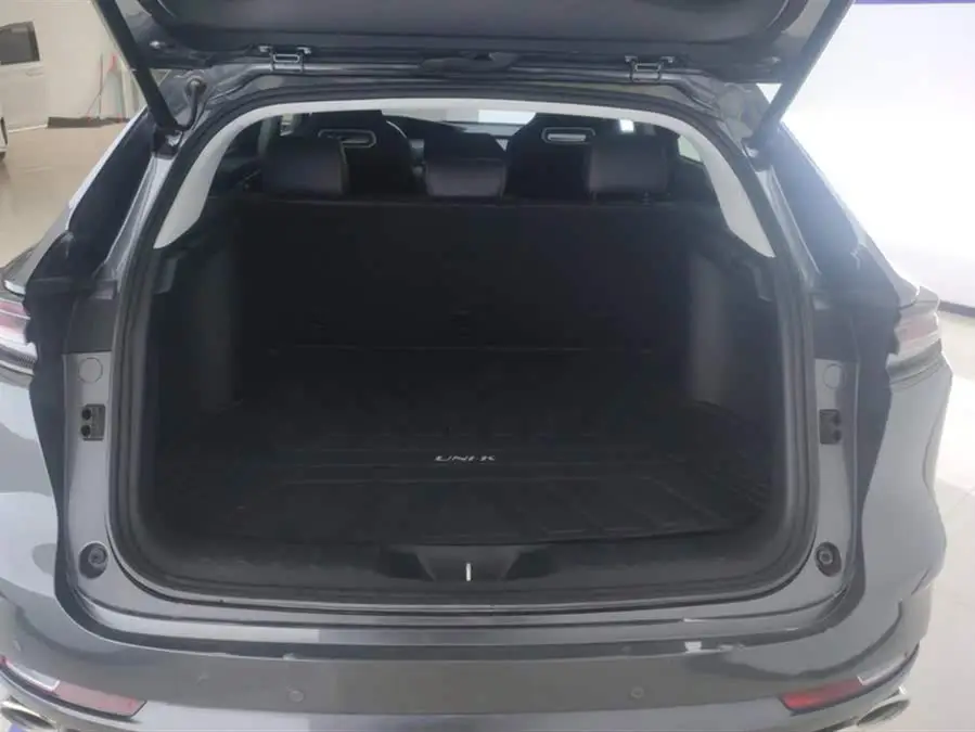 تشانجان UNI-K 2021 2.0T فئة بريميوم