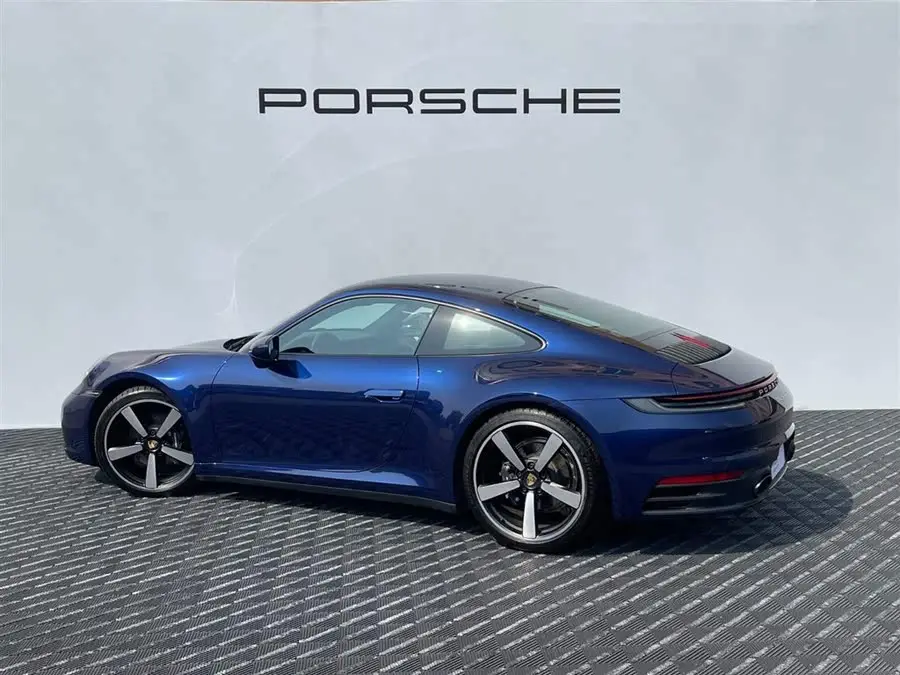 بورش 911 طراز 2023 كاريرا 4 3.0T