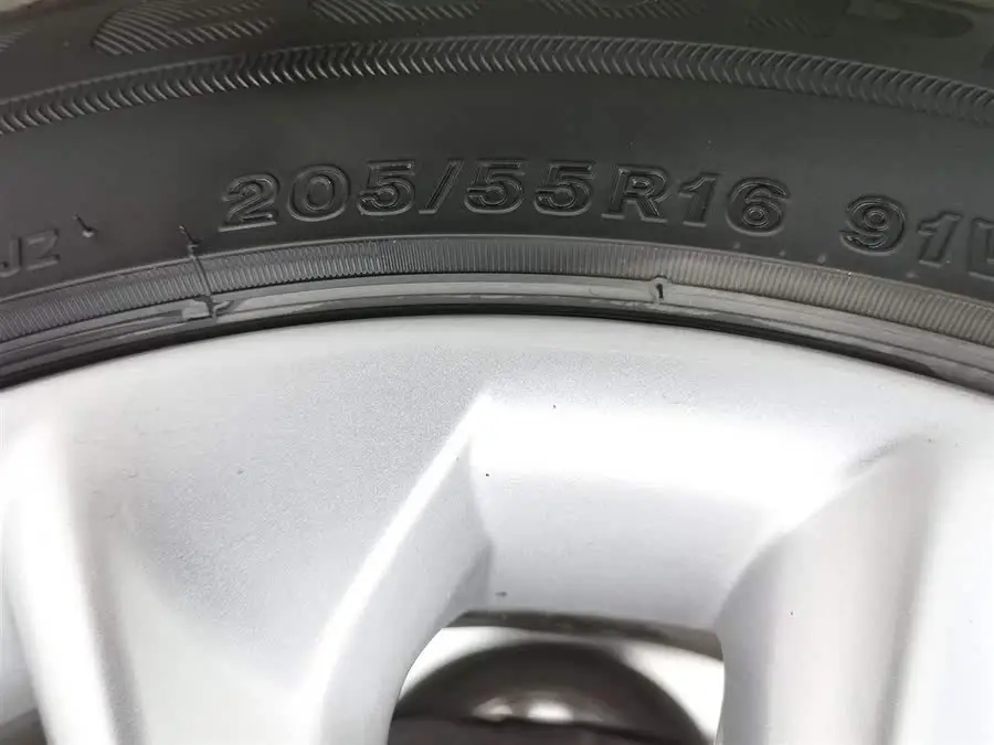 2021 تويوتا كورولا هايبرد 1.8 لتر E-CVT النسخة النخبوية