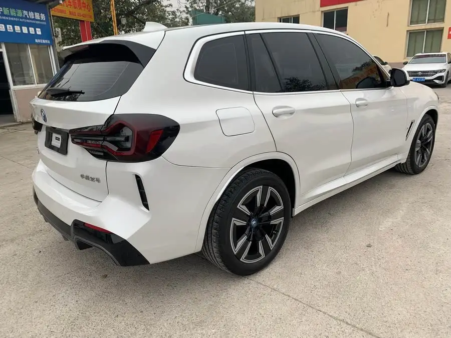 BMW iX3 2024 Leading Model