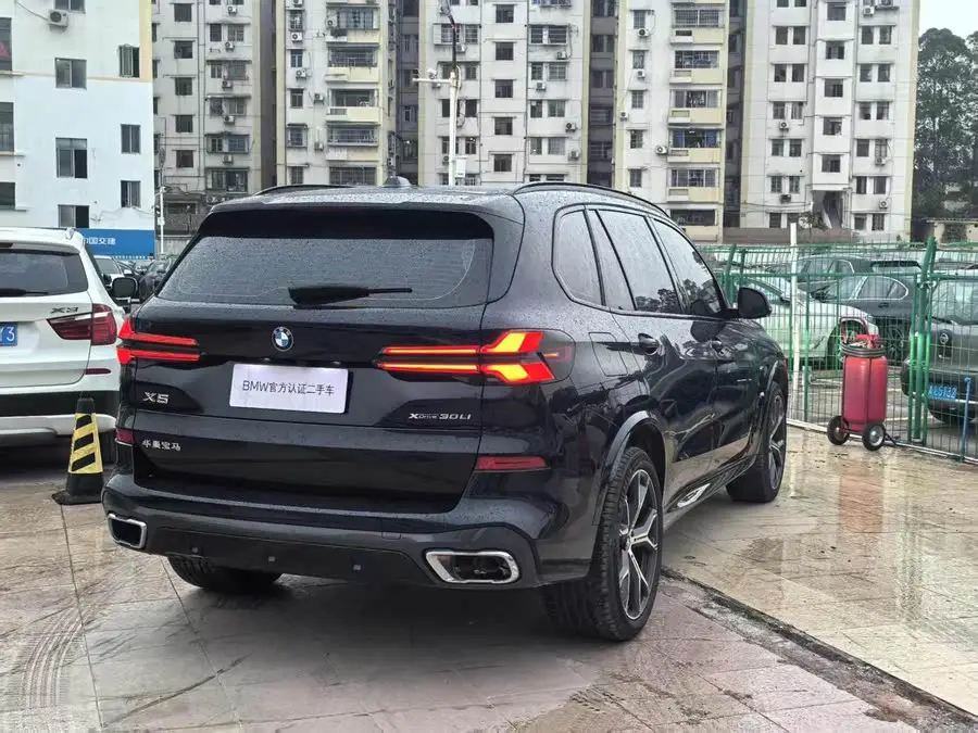 بي إم دبليو X5 2023 xDrive 30Li باقة M الرياضية الفاخرة في الليل