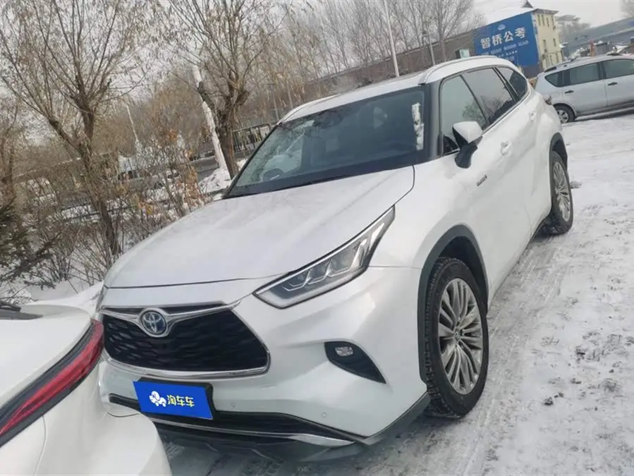 هايلاندر 2022 هايبرد 2.5 لتر دفع رباعي فئة متميزة 7 مقاعد