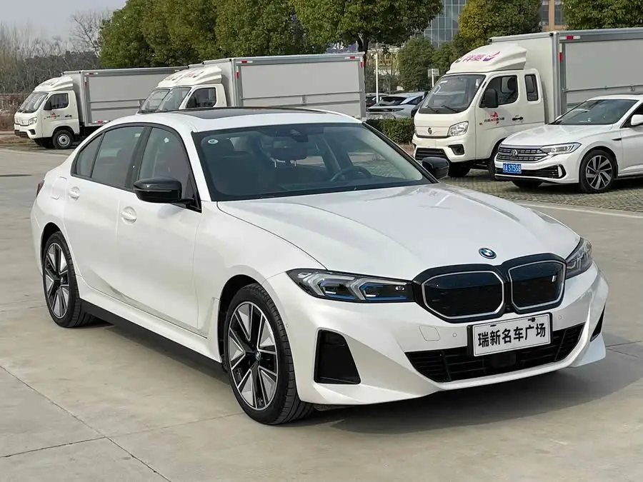 بي إم دبليو i3 2024 eDrive 40 L حزمة الرياضة الليلية