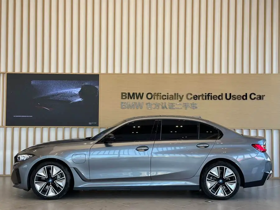 بي إم دبليو i3 2023 eDrive 40 L حزمة الرياضة الليلية