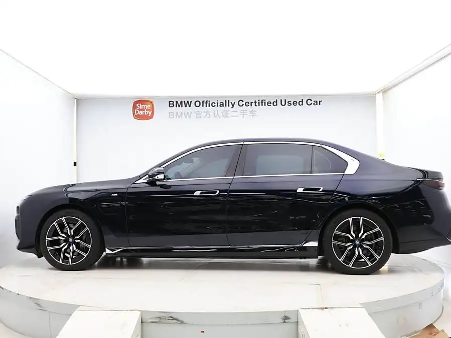 بي إم دبليو i7 2023 eDrive50L باقة M الرياضية الرائدة