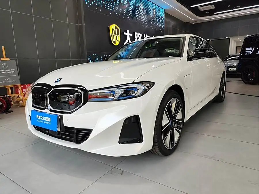 بي إم دبليو i3 2025 eDrive 40 L حزمة الرياضة الليلية