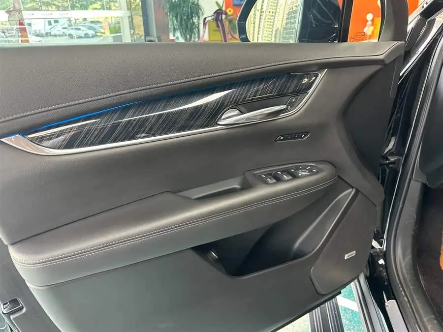 كاديلاك XT6 2021 28T طراز فاخر ذو سبعة مقاعد ودفع رباعي