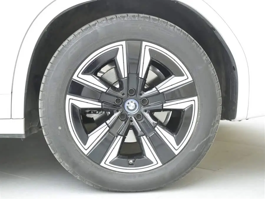 بي إم دبليو iX3 2024 الطراز الرائد