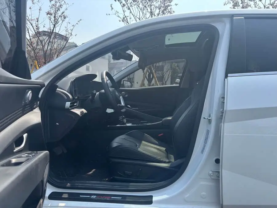 2022 Hyundai Elantra 1.5L CVT LUX