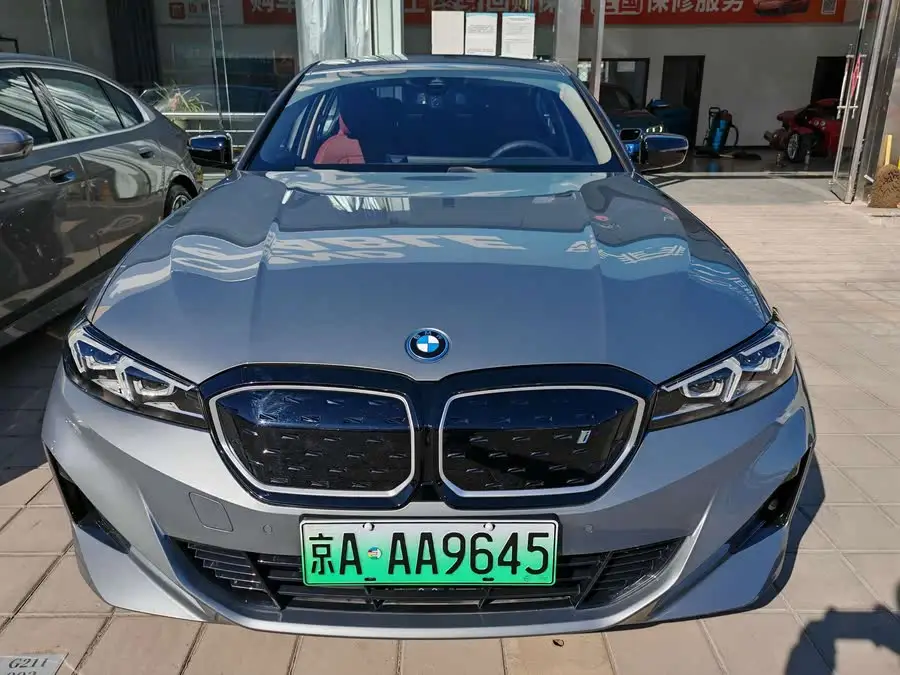 بي إم دبليو i3 2023 eDrive 40 L حزمة رياضية ليلية